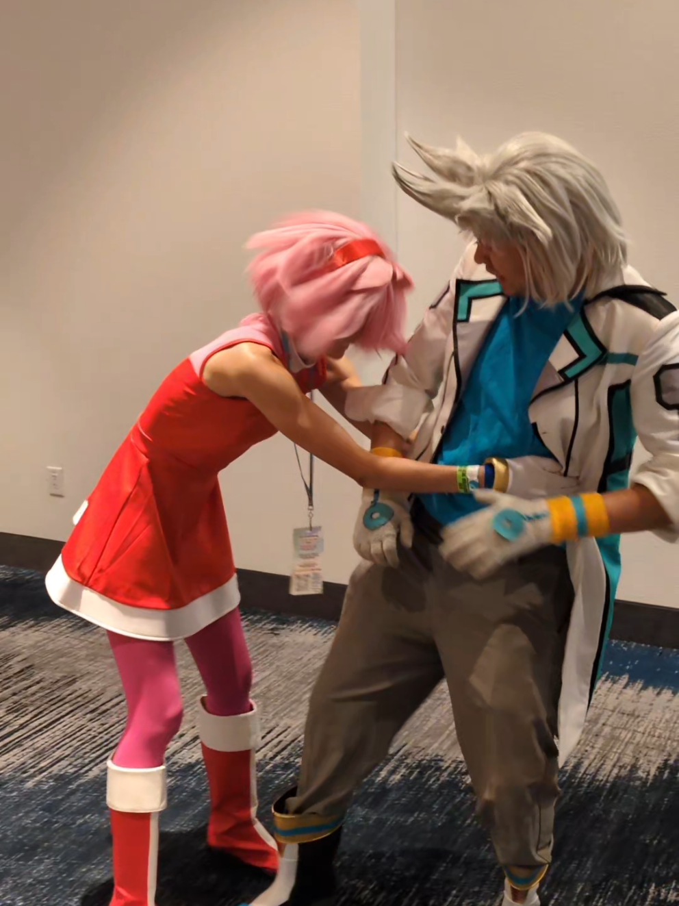 Amy (me) wants to help Silver (@KeyBladeSonic) after their first encounter #foryoupage #fyp #amyrose #silverthehedgehog #cosplay 