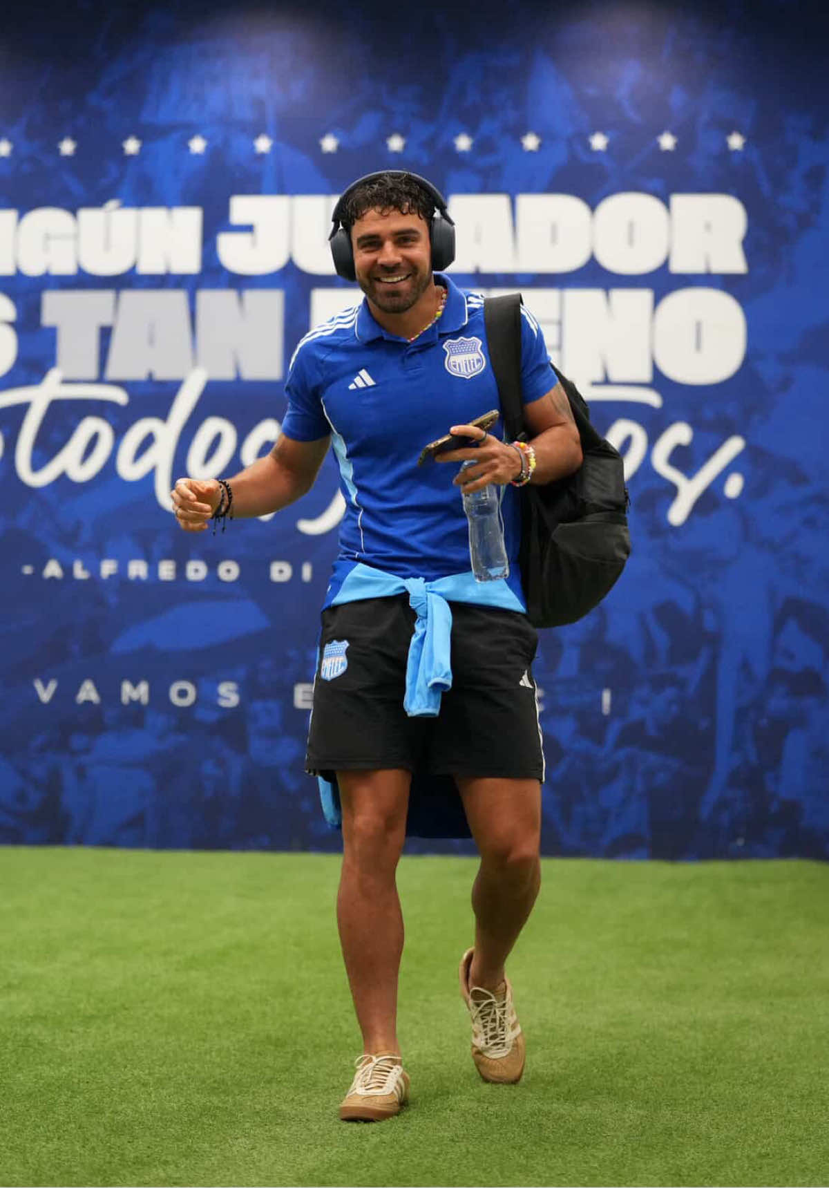 Pre calentamiento, es decir antes de los 9km post partido.  . Hablemos de todo menos de entrega. Y no le digo yo, lo dice el verde, el campo, lo dicen los GPS.  . Como dice un amigo, comentarios negativos, paso bloqueo y continuo.  . #elchamoenguayaquil #gonzalez #emelec #chamo #alexgonzalez 