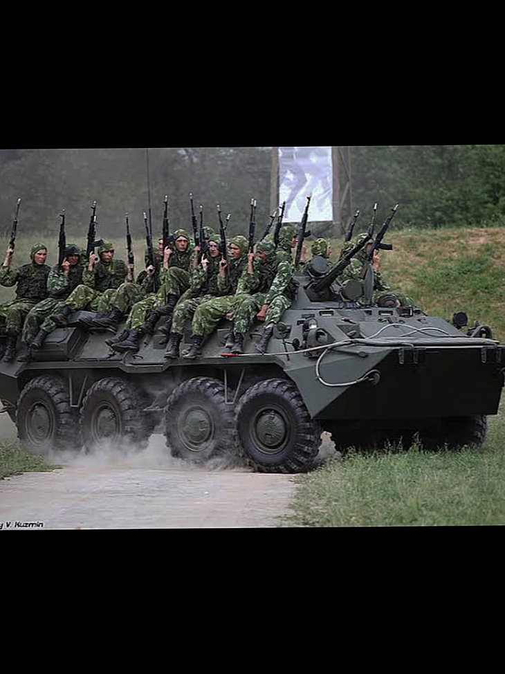 BTR-80 adalah kendaraan lapis baja amfibi buatan Rusia yang termasuk dalam keluarga kendaraan pengangkut personel (APC - Armored Personnel Carrier). Berikut adalah beberapa fakta penting tentang BTR-80: Spesifikasi Dasar: - produsen: GAZ Rusia, diproduksi sejak 1986. - Awak: 3 pengemudi, komandan, penembak + 7 pasukan. - Berat: Sekitar 13,6 ton. - Dimensi:  - Panjang: 7,65 meter  - Lebar: 2,9 meter  - Tinggi: 2,35 meter Mobilitas: - Mesin: Diesel KamAZ 7403 260 tenaga kuda. - Kecepatan:  - Jalan raya: 80–90 km/jam.   - Air: 9–10 km/jam karena berbentuk amfibi dengan propeler di belakang. - Jangkauan: 600 km di darat. Perlindungan: - Lapis baja: Baja dilas dengan ketebalan hingga 10 mm, cukup untuk menahan peluru kecil dan serpihan. - Fitur Tambahan: Sistem proteksi NBC nuklir, biologis, kimia dan peredam asap. Pengguna: BTR-80 digunakan oleh militer Rusia dan banyak diekspor ke negara-negara seperti: - Bekas Uni Soviet Ukraina, Kazakhstan. - Asia Indonesia, beberapa unit digunakan oleh Marinir/TNI AL. - Timur Tengah Suriah, Aljazair. Kelebihan & Kekurangan: - ✅ Amfibi dan cepat di medan off-road. - ✅ Sederhana, mudah diproduksi, dan dirawat. - ❎ Perlindungan terbatas terhadap RPG atau ranjau. - ❎ Suspensi kaku kurang nyaman di medan berat. BTR-80 masih aktif digunakan dalam berbagai konflik modern, meskipun mulai digantikan oleh BTR-82 atau Kurganets-25 di Rusia. 