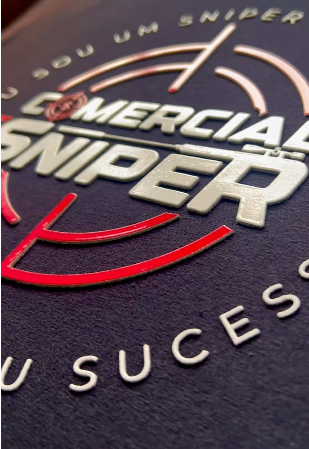 Não é só camiseta. É alto relevo com Efeito UAU para vestir um evento que ensina empreendedores a vender muito mais. E eu não sei se você já sabe… mas vou estar lá como um dos palestrantes desse grande evento - Comercial Sniper 🚀  Planejado e conduzido por Eduardo Cristian  e Norton Setubal . 👉 E você… vai ficar de fora desse evento?  👉 Pense bem antes de perder a oportunidade de aprender como multiplicar suas vendas. Tintas utilizadas na estampa @Gênesis e equipamentos utilizados da @Metal Printer . . . #estamparia #serigrafia #confecçãoderoupas #sublimação #confecção 