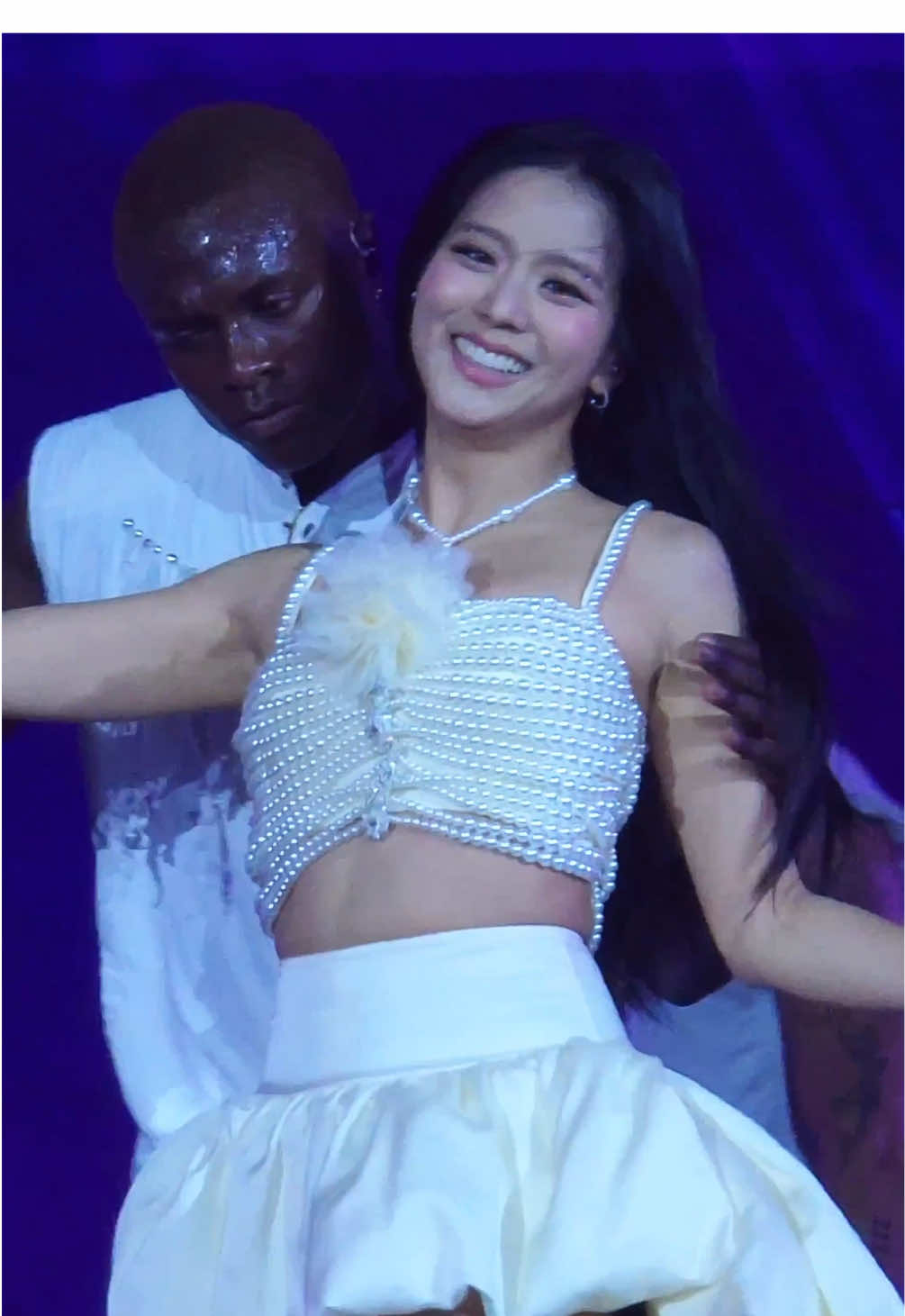 #JISOO performing ‘EARTHQUAKE ’ at Blackpink <Deadline> World Tour concert in Wembley Stadium, London Day 2.