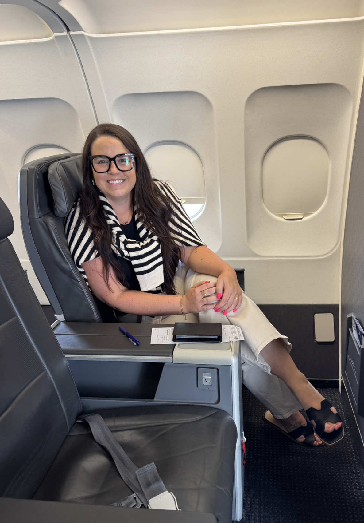 Help me pick new luggage! And don’t just tell me a brand tell me WHY I need that brand. @away and @BÉIS have been recommended but man your girl needs help before I just give up 🙈 #luggage #carryonluggage 