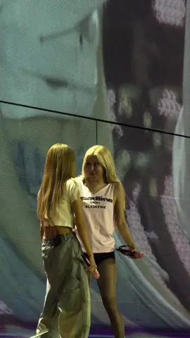 LISA HOLDING ROSÉ MIC🥺🥺 #chaelisa #blackpink #deadline #rosé #lisa 