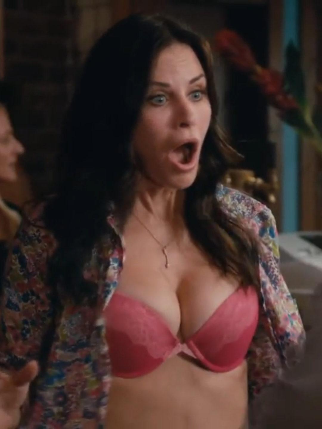Courtney Cox #courtneycox #celebrity #actress #bra #tvscene