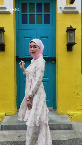 Kalau ada bunga, mesti ada seri 🌸 Kurung moden Jakel ni confirm buat semua pandang dua kali  #ingatkainingatjakel #jakeljelah #bajukurung #jakeltextile #OOTD