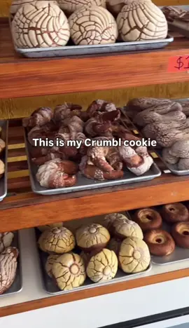 The real OG Crumbl Cookie mexicanos 🙂‍↔️🫶🏼👌🏽😩🤌🏽 #crumblecookie #pandulcemexicano #fyp #viral #paratii 