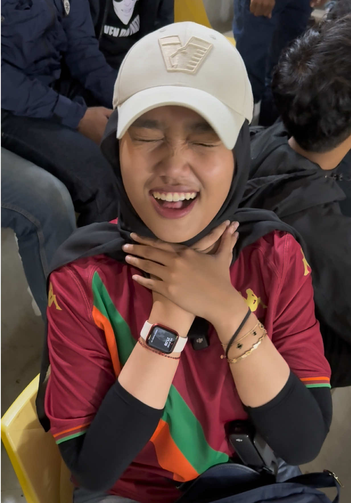 Aku sudah tidak mau memendam ini sendirian😇😇 buat yg suka nanya “kak suaminya fans emyu?!?!” ya kak, dia fans setia sejak dia masih usia belia. 😊👍🏻 #manchesterunited #ggmu #emyufans 