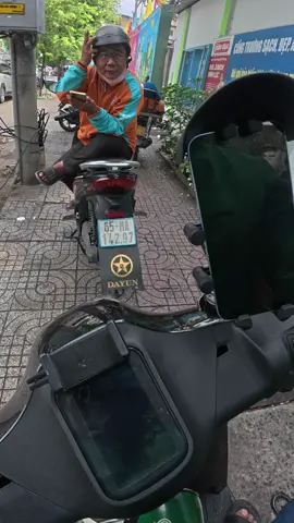 Vô tình bán được giá đỡ chất lượng cho anh shipper 