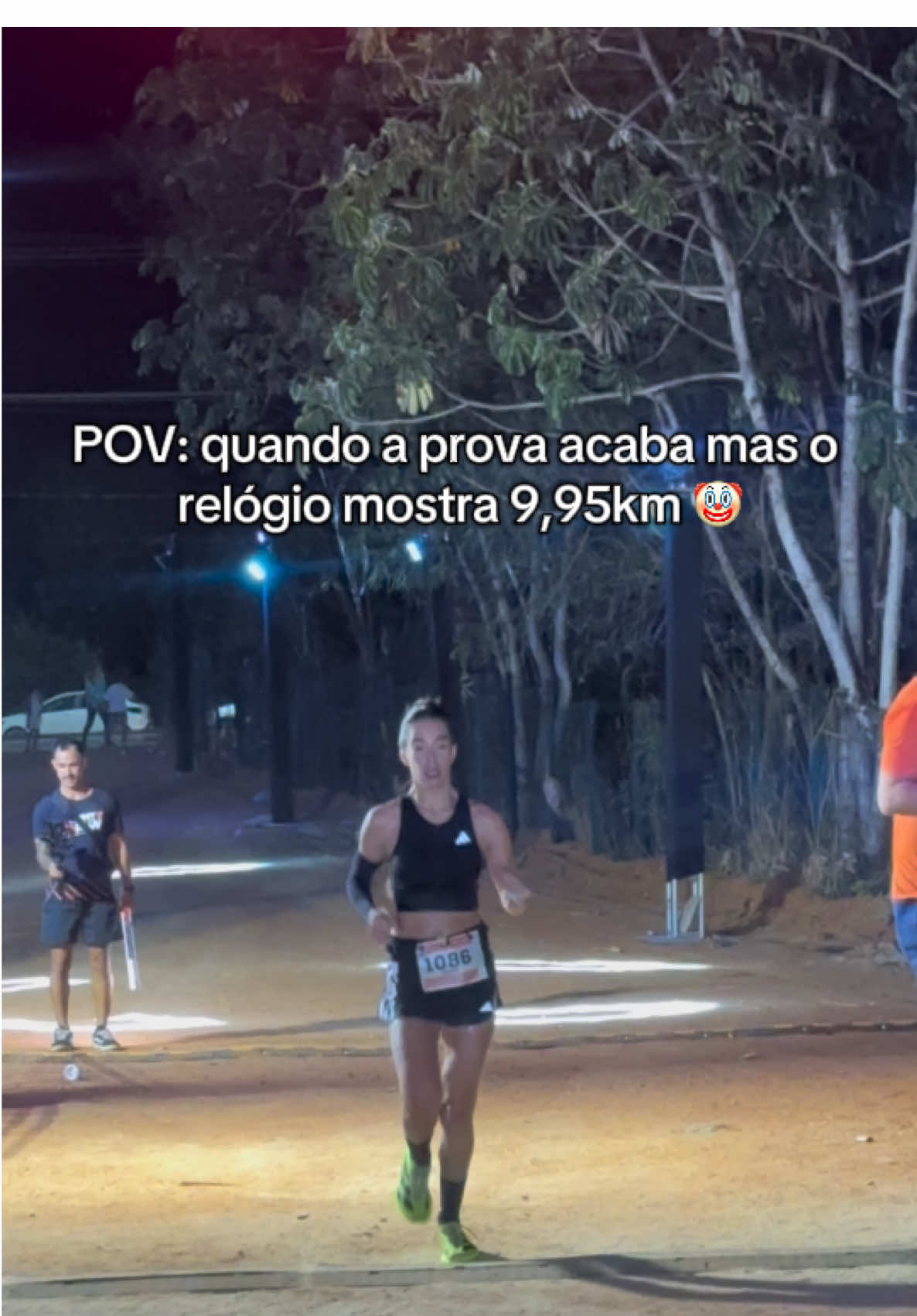Se não bater 10kms no relógio, não valeu 😂  Quem é assim também?  #corrida #10kms #run #trend 