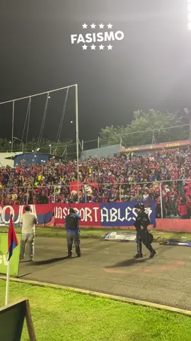 🥹 ¡𝐍𝐎𝐎𝐎𝐎 𝐆𝐑𝐀𝐍𝐈𝐄𝐋𝐋𝐎 𝐍𝐎 𝐒𝐄 𝐕𝐀𝐀𝐀𝐀! 🕊️   Homenaje de la Turba Roja a Alessandro Graniello. 🐯