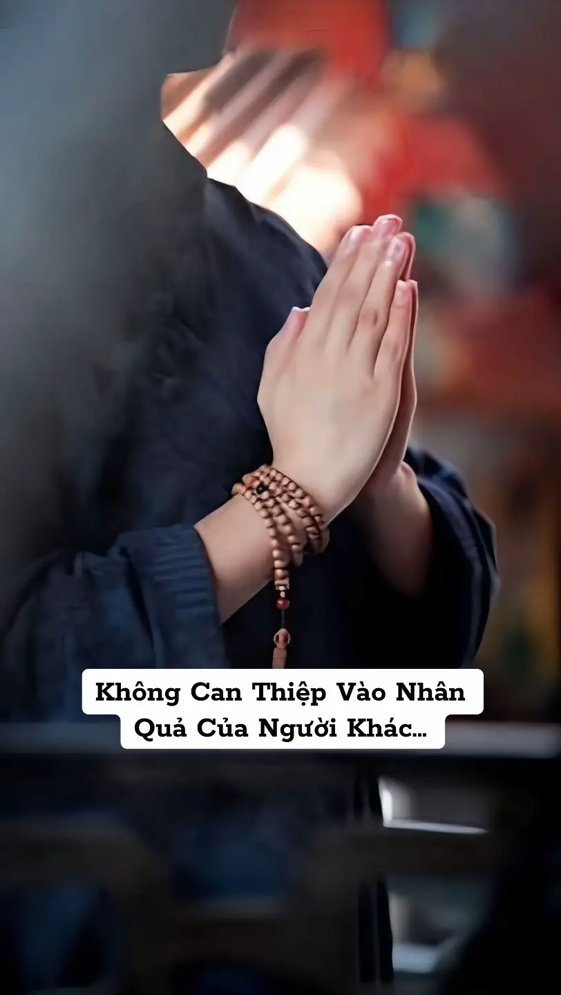KHÔNG CAN THIỆP VÀO NHÂN QUẢ CỦA NGƯỜI KHÁC Mỗi cây mỗi hoa, mỗi nhà mỗi cảnh,  mỗi người một vẻ, mỗi kẻ một khuôn mặt. Chúng ta sinh ra trong những hoàn cảnh khác nhau, mang theo nghiệp và phước khác nhau.  Vì vậy, những gì bạn cho là đúng, chưa chắc đã đúng với người khác. Những gì bạn cho là sai, chưa chắc đã sai với họ. Phật từng dạy  “Chớ nhìn lỗi người, chớ nhìn người làm hay không làm. Hãy nhìn việc mình làm hay không làm.” Chúng ta thường có thói quen phán xét và đưa ra lời khuyên cho người khác. Mặc dù lời khuyên đó có thể xuất phát từ tâm muốn giúp đỡ, nhưng đôi khi lại trở thành sự áp đặt, hoặc xen vào nhân quả của người khác.  🪷 Không can thiệp có phải là mặc kệ? Không can thiệp không có nghĩa là không quan tâm, mà là cho phép người khác tự nếm trải đủ vị ngọt đắng của đời để trưởng thành.  Phán xét là biểu hiện của bản ngã. Nhiều người thường nhân danh lời khuyên để cảm thấy mình đúng hơn, cao hơn, muốn người khác làm theo ý mình. Không phán xét là chừa mặt mũi cho người khác và cũng chừa đường lui cho mình.  🪷 Im lặng chính là từ bi  Hãy tôn trọng nhân quả của người khác, bởi có những bài học họ bắt buộc phải tự trải qua để trưởng thành, để trả nghiệp.  Bạn có thể giúp họ thoát một lần, nhưng không thể giúp cả đời. Chưa kể, việc đó còn có thể làm thay đổi sự vận hành của nghiệp và đôi khi, bạn sẽ phải trả giá trong vô hình. Còn nghiệp sớm hay muộn cũng sẽ quay lại theo cách khác, có khi còn nặng hơn. 🪷 Học cách chấp nhận  Chúng ta thường khắt khe với bản thân và càng khắt khe hơn với người khác. Nhưng trên con đường tu, biết chấp nhận sai lầm của mình và của người, chính là một loại trí tuệ. Bởi ai cũng đang trong quá trình học hỏi gọi là TU HỌC  🪷 Chọn quan sát thay vì phán xét Đừng để bị cuốn vào đúng - sai của thế gian. Thay vì phán xét - khẩu nghiệp, hãy chọn quan sát và thấu hiểu. Thay vì can thiệp, hãy chọn cầu nguyện và hồi hướng công đức.  🪷 Khi không phán xét, chúng ta được gì? - Tâm an, không bị phiền não và vọng tưởng - An trú trong thế giới của mình, và tôn trọng thế giới của người khác. 🪷 Im lặng chính là tu dưỡng  Im lặng để học hạnh kham nhẫn  Im lặng để không tạo thêm nghiệp Im lặng để giữ tâm từ bi  Và đôi khi, chỉ một sự im lặng, là món quà lớn nhất mà ta có thể dành cho nhau.  Ai cũng mang một hành trình, Nghiệp xưa dệt bước, phước sinh lối về. Đúng sai chỉ bóng cơn mê, Tâm yên mặc kệ bốn bề sóng dâng. Nam Mô Đại Bi Quan Thế Âm Bồ Tát 🙏🏻 -Amanda Na Nguyen-#hocphatmoingay #phatphapnhiemmau #suaminh 