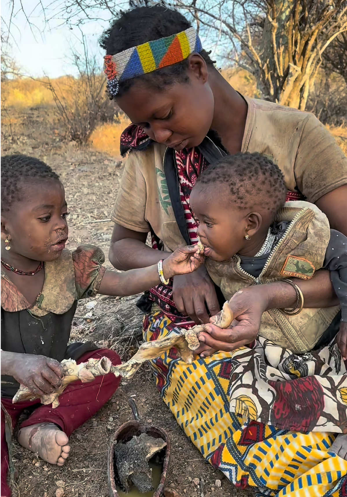 The simple happiness of tribal children is that they can eat with their mothers every day#chaaba #dudukwe #hadzabetribe #foryoupage #funny 