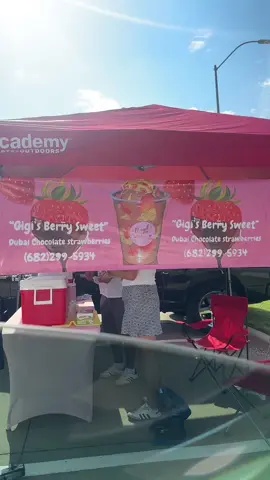 Stop by on the weekends! They’re set up in the back corner of the parking lot in front of House of Pho. So you could grab lunch/dinner and get a sweet treat after😚 Their Instagram: gigis_sweet_berry5 #strawberry #4u #SmallBusiness #dubichocolate #viral 
