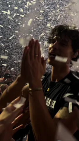 Something quite romantic being in a downfall of confetti with Shawn Mendes😍 #shawnmendes #ontheroadagain #shawnmendesconcert #london 