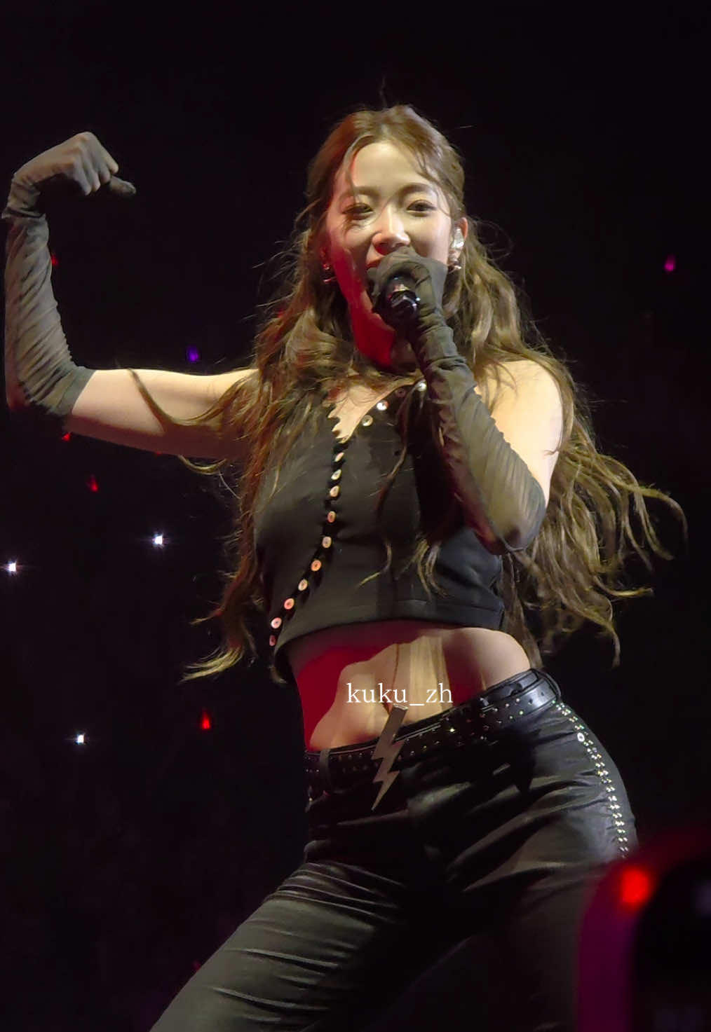 250809 EASY CRAZY HOT IN BANGKOK🇹🇭 絶対に見たかったANTIFRAGILEのこのパート、編曲も振付も最高すぎ〜〜！！ そして最後のクシャ顔…カズハ天才か😇💖 #LE_SSERAFIM #KAZUHA #르세라핌 #카즈하 #EASY_CRAZY_HOT_IN_BANGKOK @LE SSERAFIM 