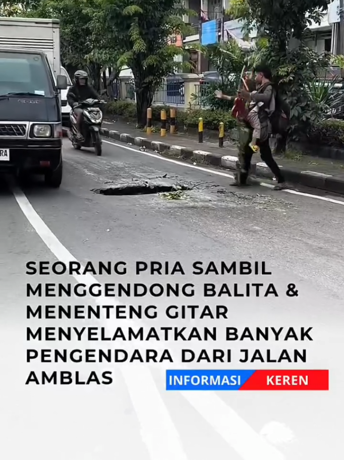 Seorang pria sambil menggendong balita dan membawa gitar terlihat sigap memperingatkan pengendara agar tidak terperosok di jalan amblas di Jalan Buluh Indah, Denpasar. Aksinya menuai banyak pujian warga, demi keselamatan orang lain. Semoga segera ada perbaikan sebelum memakan korban. #informasikeren #masukberanda #foryourpage #aslhey 