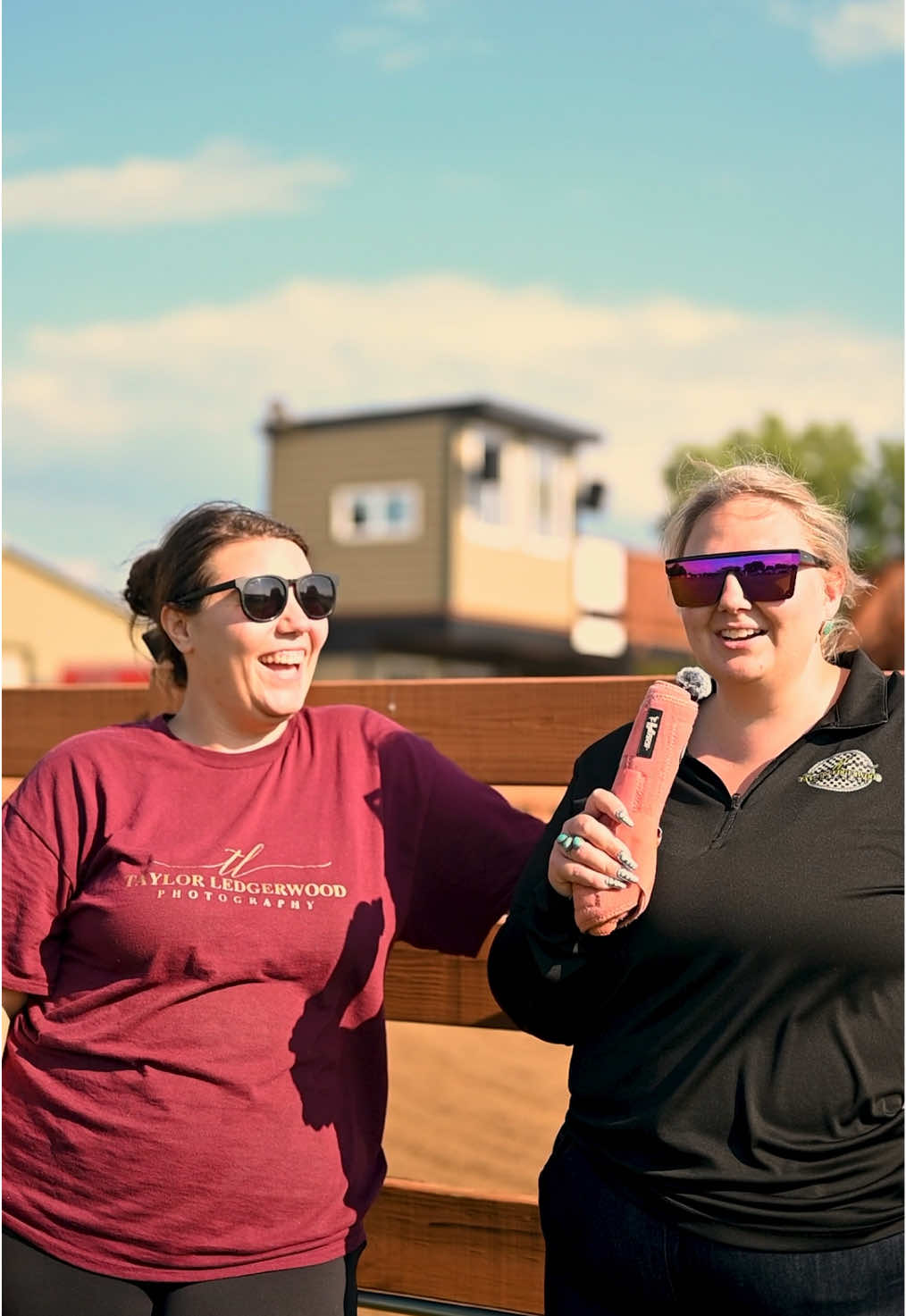 Nothing like bombarding the barrel racing ladies with random questions. 🙌🏼🤣 Part One Of Three 1️⃣ #barrelracing #equinephotography #barrelracingtok #barrelrace #rodeo 