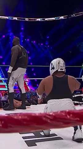 Duelo de gigantes... Microman 😁🇲🇽 #Triplemania #WWE #AAA 