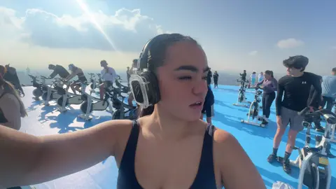 Antobaby sin filtros en una clase de bici en un helipuerto con @Dan Love Oficial 🥹 spoiler, indoor cycling no me ha encantado, esta clase estuvo top y fui con toda la actitud, pero las risas no faltaron ehhhh #deceroacien @Jumex Oficial 