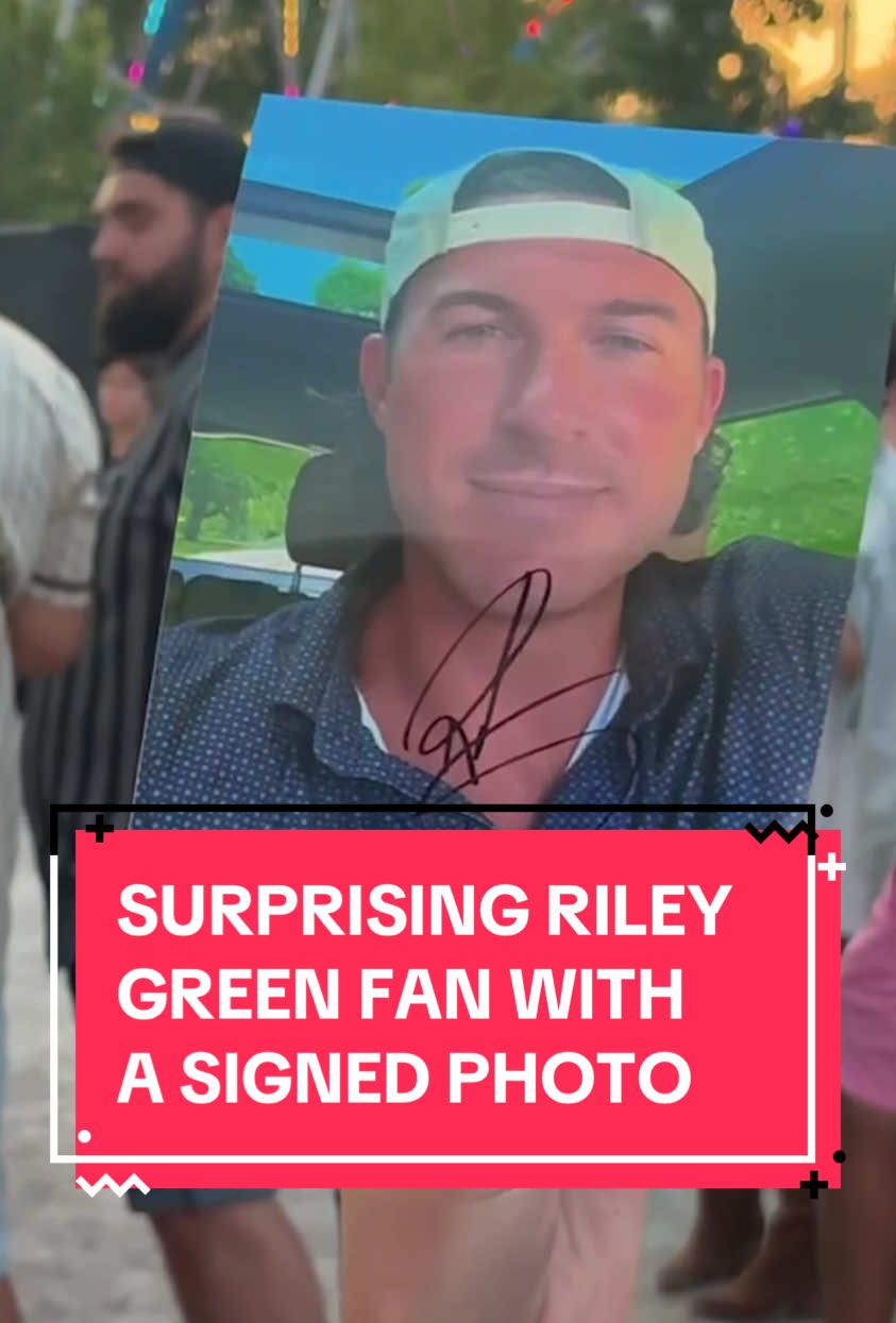 These girls were so grateful but MAY have preferred a mustache pic 🤣 @Riley Green @Darian @Lasso MTL @Bell Canada #LASSO #RileyGreen 