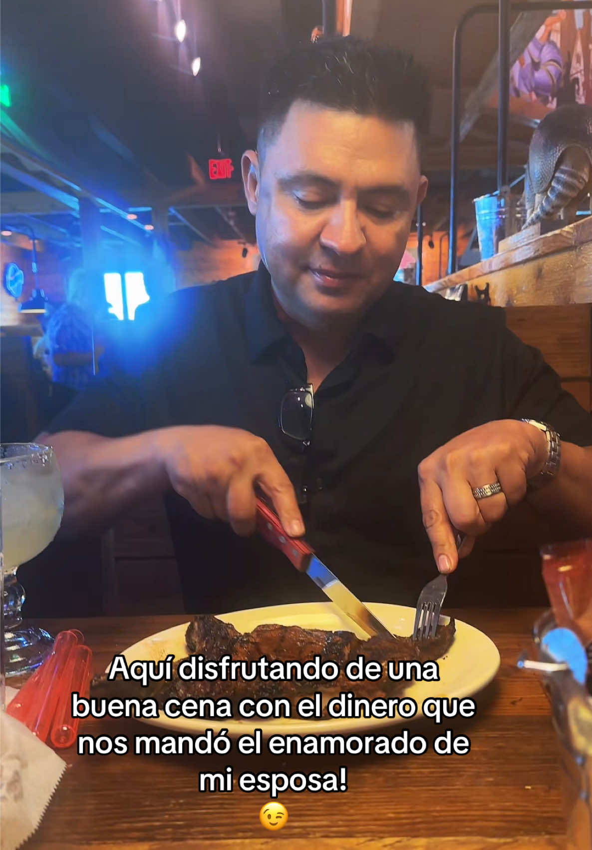 “Cuando el enamorado de tu esposa paga la cena, lo mínimo es disfrutarla 😏🍷 #cenagratis #graciascompadre #dinnertime #texasroadhouse #meme 