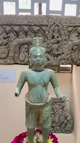 សារមន្ទីខេត្តកំពង់ធំ: រូបបដិមាព្រះពោធិសត្វអវលោកិតេស្វរ​ (លោកកេសូរ) ត្រូវបានរកឃើញដោយប្រជាពលរដ្ឋ នៅខេត្តកំពង់ធំ។       នាព្រឹកថ្ងៃសុក្រ ថ្ងៃទី១៥ ខែសីហា ឆ្នាំ២០២៥ ថ្នាក់ដឹកនាំ និងក្រុមការងារជំនាញ បានចុះទទួលយករូបបដិមាព្រះពោធិសត្វអវលោកិតេស្វរ(លោកកេសូរ)ពីស្រុក យកមកប្រគល់និងរក្សាទុកនៅសារមន្ទីរខេត្តកំពង់ធំ។ #ទីតាំងក្រុងស្ទឹងសែនខេត្តកំពង់ធំ 