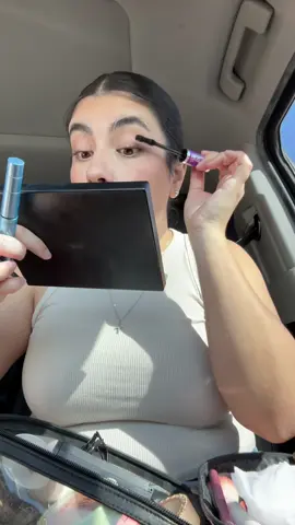 Maquillándome en el carro ☺️ #grwm #makeupontheroad 