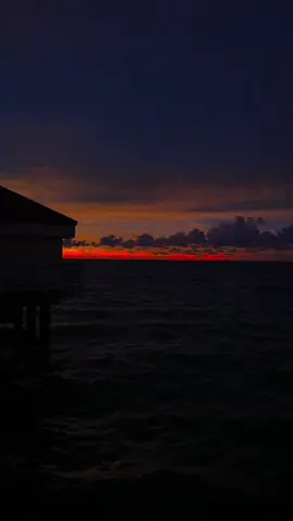i still think abt the first time we met btw… #sunset #beach 