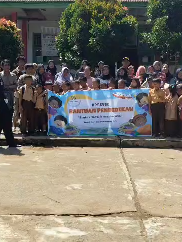Allah Maha Mengetahui setiap kebaikan yang kita lakukan. Orang-orang yang beriman dan beramal saleh akan masuk Surga, tempat mereka akan tinggal selamanya! HPT EVSE, bekerja sama dengan Bapak Basilio Dias Araujo, menyumbangkan perlengkapan sekolah kepada anak-anak Sekolah Dasar Negeri 191 Bengkulu Utara untuk mendorong mereka belajar dengan giat. Anak-anak adalah harapan masa depan, dan kami berusaha untuk memastikan mereka tumbuh dengan bahagia!