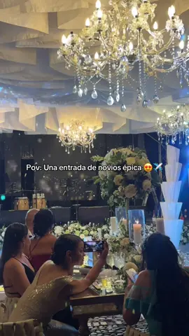 Entrada novios épica pasajeros abordo del vuelo 160825 Ruth y Ricardo 😍✈️ #boda #briday #bride #amor #matrimonio 