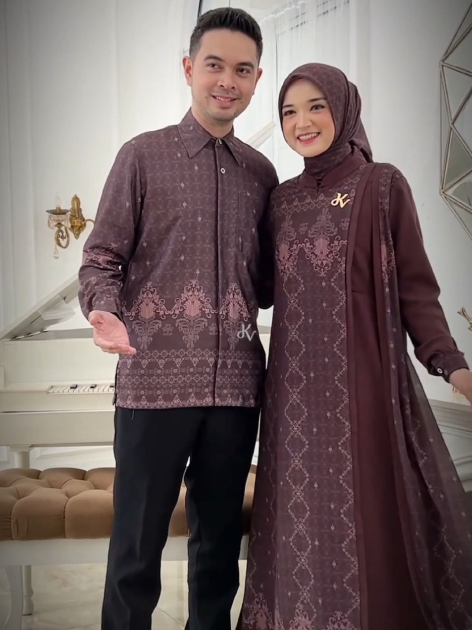 Menikah bukan hanya tentang bersatu, tapi juga tentang tumbuh bersama dengan orang yang paling dicinta. 🤍 makin cinta karena lebaran pakai sarimbit renjana amerta  #sarimbit #sarimbitkeluarga #bajusarimbit #bajukeluarga 