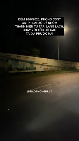 TP. Hồ Chí Minh: Ngăn chặn kịp thời nhóm 24 thanh thiếu niên tụ tập đua xe trái phép trong đêm tại xã Phước Hải Khoảng 23h20 ngày 16/8, thông qua công tác nghiệp vụ, Đội CSGT số 2 phối hợp với Tổ Phòng chống đua xe thuộc Phòng CSGT Công an TP. Hồ Chí Minh và Công an xã Phước Hải đã triển khai lực lượng, kịp thời ngăn chặn, tạm giữ 24 thanh thiếu niên (từ 16 đến 22 tuổi) cùng 21 xe mô tô đã được độ chế nhiều bộ phận, có dấu hiệu tổ chức đua xe trái phép tại khu vực bờ kè xã Phước Hải. Qua kiểm tra, lực lượng chức năng phát hiện các phương tiện đều bị thay đổi kết cấu, gắn pô nổ lớn, tháo gương chiếu hậu, lắp phụ tùng không đảm bảo an toàn. Đáng chú ý, để đối phó cơ quan chức năng, nhiều đối tượng sử dụng khẩu trang hoặc dán che biển số khi điều khiển phương tiện. Phần lớn các đối tượng trú tại khu vực Bình Dương (cũ), Đồng Nai và TP. Phú Mỹ (Bà Rịa – Vũng Tàu cũ). Trước đó, nhóm này đã lên mạng xã hội hẹn nhau tụ tập tại Long Thành (Đồng Nai), sau đó chạy xe theo Quốc lộ 51, Quốc lộ 55 về xã Phước Hải với tốc độ cao, lạng lách, nẹt pô, đi không đúng phần đường, gây nguy hiểm cho người tham gia giao thông. Hiện tổ công tác đang tiếp tục điều tra, làm rõ hành vi của từng đối tượng, củng cố hồ sơ để xử lý nghiêm theo quy định pháp luật. #csgt #touring #xuhuongtiktok #capcut 
