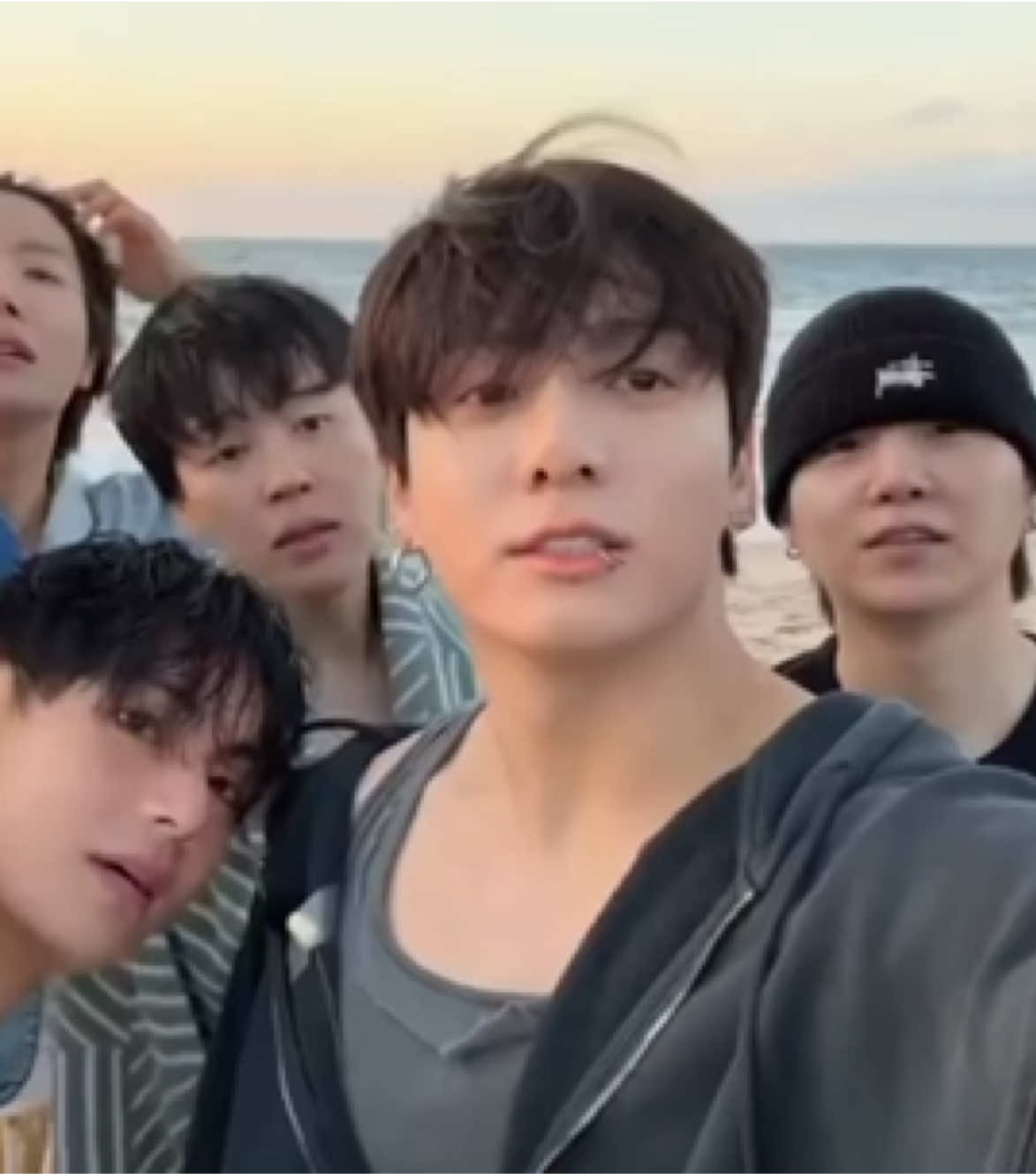 Tôi khóc đây 😭😭😭. Hạnh phúc khi thấy 7 người cùng nhau 😘😘 #bts #bangtanboys 