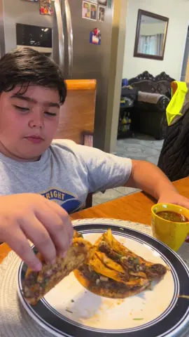 Luisito El Vaquerito comiendo quesabirria #comida #comiendo #tacos #quesabirria 