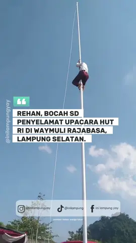 Sikap heroik seorang murid sekolah dasar bernama Rehan mencuri perhatian warga saat upacara peringatan HUT RI ke-80 di Lapangan Merpati, Desa Waymuli, Kecamatan Rajabasa. Tali bendera tiba-tiba putus saat proses pengibaran, membuat upacara sempat terhenti. Tanpa ragu, Rehan yang merupakan siswa SD setempat langsung memanjat tiang bendera setinggi belasan meter demi menyambung kembali tali bendera merah putih. Aksi nekat namun penuh semangat nasionalisme itu disaksikan ratusan peserta upacara dan tamu undangan yang sontak bersorak kagum. Berbekal keberanian dan rasa cinta tanah air, Rehan berhasil memperbaiki tali dan menyelamatkan jalannya prosesi sakral pengibaran bendera. Momen ini membuat warga dan para peserta upacara terharu sekaligus bangga atas jiwa patriotik bocah cilik tersebut. Warga pun memberikan tepuk tangan meriah saat Rehan turun dari tiang bendera. Rehan kini viral di media sosial, banyak yang menyebutnya sebagai simbol generasi penerus NKRI yang berani dan cinta tanah air. #inilampungyay #lampungyay #upacarabendera #fyp #viral   