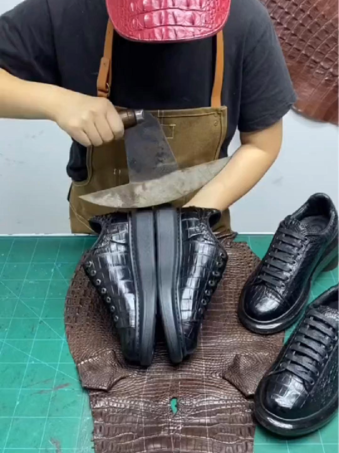 Lấy cây kim may giày, rồi khâu cái túi xong bắt trái tim anh bỏ dzô... Có anh nào phải lòng đôi giày thể thao da cá sấu này chưa ạ? #dodathucong #handmadeleatherbag #khautay #leathercraft #diyprojectvn #handmade #thucong #diyproject