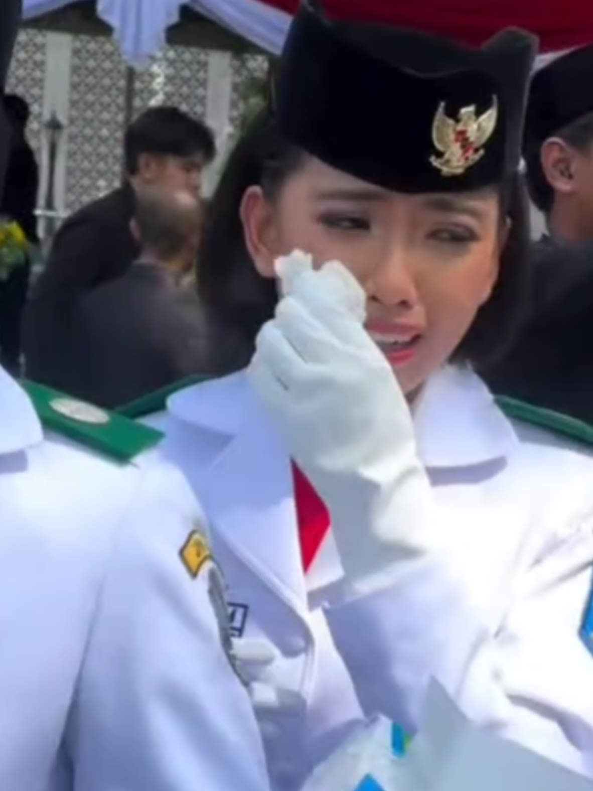Tangis haru para paskibraka setelah sukses mengibarkan sang merah putih 🇮🇩 sc @tatan.solahudin  #pengibaranbenderamerahputih #fypシ #paskibrakaindonesia2025 #tangisharupaskibraka #istananegara