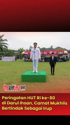 Darul Ihsan – Pemerintah Kecamatan Darul Ihsan menggelar upacara peringatan Hari Ulang Tahun (HUT) ke-80 Kemerdekaan Republik Indonesia di lapangan bola kaki Seuneubok Teungoh pada Minggu (17/08/2025). Upacara ini dipimpin langsung oleh Camat Darul Ihsan, Mukhlis, S.E., M.M., yang bertindak sebagai inspektur upacara (irup). Upacara berlangsung khidmat, dihadiri oleh berbagai elemen masyarakat dan instansi pemerintah setempat. Bertindak sebagai perwira upacara adalah Aipda Irfan, S.H., dan komandan upacara adalah Serma M. Yani Bagus. Prosesi pengibaran bendera Merah Putih menjadi salah satu momen puncak yang sukses dilaksanakan oleh Pasukan Pengibar Bendera (Paskibra) dari SMA Negeri 1 Darul Ihsan. Selain itu, rangkaian upacara juga mencakup beberapa agenda penting: Pembacaan naskah Proklamasi oleh Sofyan, S.E. (Staf Kantor Camat Darul Ihsan). Pembacaan ayat suci Al-Qur'an oleh Sdr. M. Ihsan. Pembacaan doa yang dipimpin oleh Kepala KUA Darul Ihsan, Fadli, S.Ag., M.Ag.. Acara ini berjalan lancar dan tertib, mencerminkan semangat persatuan dan kebersamaan dalam memperingati hari bersejarah bangsa Indonesia.(*) #fyp #aceh #hutri  #camatdarulihsan 