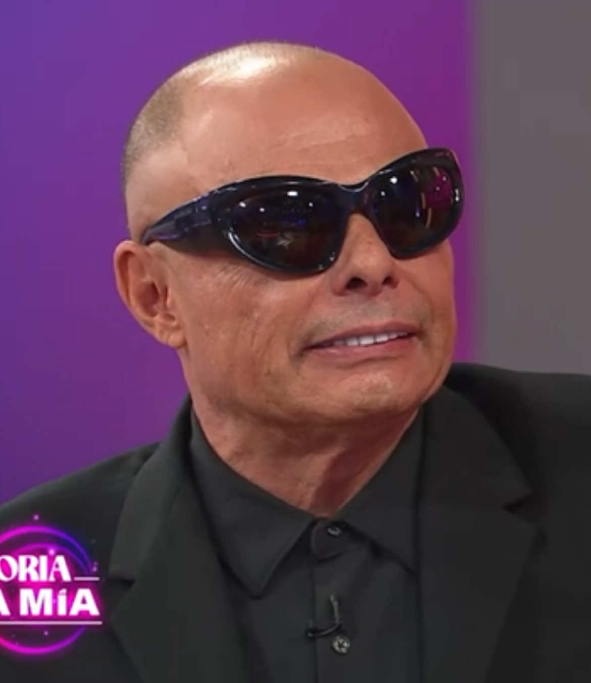 ¿Está bizco? 👀 Esta es la razón por la que #ClaudioYarto usa lentes oscuros. 😎 #TuHistoriaComoLaMía, sábado 9:00 p.m. por #AztecaUNO. 💜📺