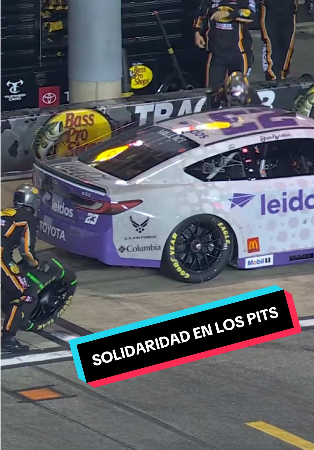 ¡Increíble situación en pits! 😱 Bubba Wallace tuvo problemas con una llanta pero otro equipo lo ayudó a solucionar el inconveniente.🛞  #LaNASCARenEspañol #SomosLaNASCAR #LaNASCARCupSeries #RichmondRaceway 