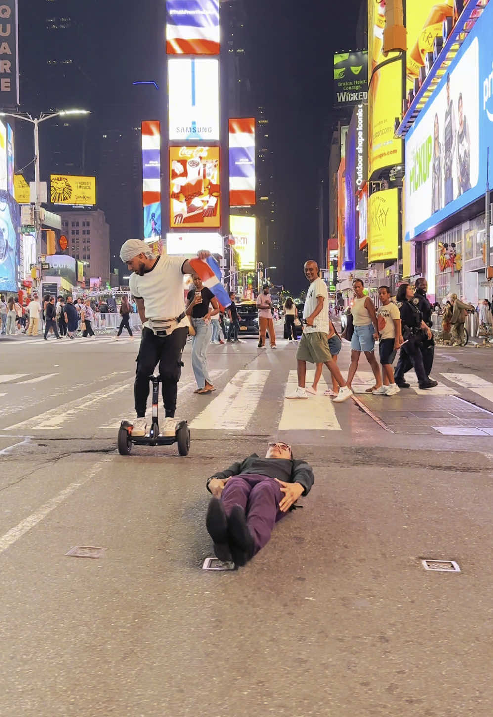 Replying to @majesti_kooriye Lombriz cleaning Times Square! 🪱🧹🤣👮🏻👮🏾‍♀️👮🏾‍♀️#lombrizsando @FunnyTarzan 