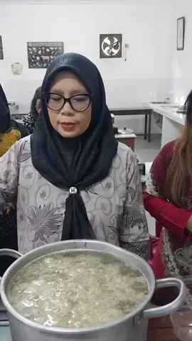 Menyambut peringatan Hari Kemerdekaan RI ke 80, SMK Patria Wisata mengadakan upacara di sekolah dan dilanjutkan dengan makan bersama dengan guru2 dan kepala sekolah   Happy 80th Indonesia Independence Day🇮🇩❤️