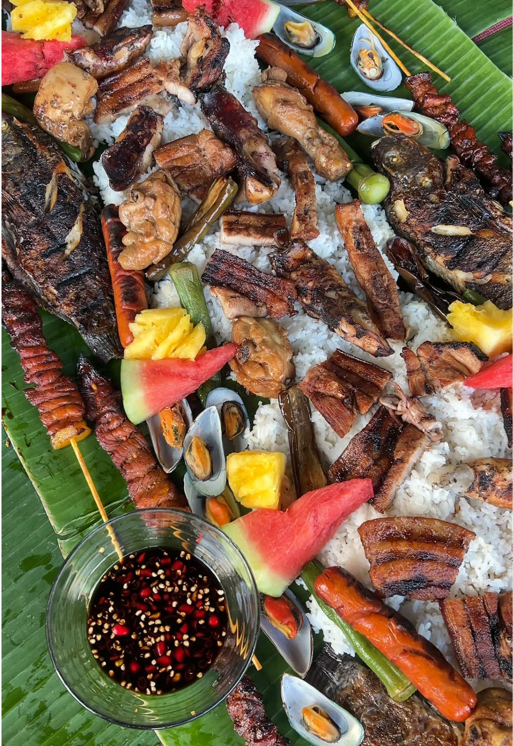 Sarap! Swimming pool nalang kulang 🥹 #boodlefight #liempo #filipinofood #inihaw #foodtrip 