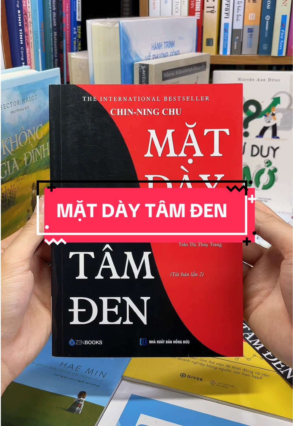Mặt Dày Tâm Đen – Nghệ Thuật Sinh Tồn Và Thành Công Trong Xã Hội Khốc Liệt. Trong cuộc đời, không phải cứ giỏi giang hay chăm chỉ là sẽ thành công. Nhiều khi, biết cách ứng xử khôn khéo, hiểu rõ lòng người và làm chủ nghệ thuật “mặt dày tâm đen” mới giúp bạn tiến xa. Cuốn sách không khuyến khích sự thủ đoạn, mà chỉ ra cho bạn cách nhìn thấu những toan tính trong xã hội, rèn cho bản thân sự bản lĩnh để không bị lợi dụng, không bị đánh bại, và thậm chí biết xoay chuyển tình thế để chiến thắng. Đây là “cuốn cẩm nang sinh tồn” cho bất kỳ ai đang muốn vững vàng hơn trong công việc, quan hệ và con đường chinh phục thành công. Mua ngay hôm nay để sở hữu “chiếc khiên” bảo vệ bạn trước những mưu sâu kế hiểm của đời!#tiemsachbinhyen #sach #sachhay #BookTok #matdaytamden 