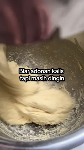 Replying to @BiskuitOreo ini teknik saya mengadon donat dan roti, agar adonan tetap dingin saat sudah kalis. #donat #roti #adonankalis #tips 