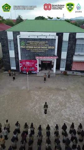Kemenag Barru Gelar Upacara Peringatan HUT ke-80 Kemerdekaan RI 🇮🇩✊🏻 Barru – Kantor Kementerian Agama Kabupaten Barru melaksanakan Upacara Peringatan HUT ke-80 Kemerdekaan Republik Indonesia, Ahad (17/8/2025) di halaman Kantor PLHUT Kemenag Barru. Bertindak sebagai Pembina Upacara yaitu Kepala Sub. Bagian Tata Usaha Kemenag Barru, H. Husni Abbas, sementara Ahmar, S.Ag., selaku Pengawas Bina Madrasah, dipercaya sebagai Pemimpin Upacara. Upacara berlangsung khidmat dan diikuti oleh para Kepala Seksi, Penyelenggara Zakat Wakaf, para Kepala KUA se-Kabupaten Barru, Ketua dan anggota APRI, Ketua dan anggota IPARI, para kepala madrasah, serta seluruh ASN lingkup Kemenag Barru. Paduan suara dibawakan oleh Huru bersama staf MAN 1 Barru. -------‐---‐--------------------------------------------------------------------------- Jangan lewatkan informasi terkini seputar kegiatan dan layanan Kemenag Barru !!! Ikuti terus perjalanan kami dalam memberikan berita dan update terbaru melalui akun resmi media sosial di bawah👇👇👇 Intagram : @kemenagbarru_ Facebook : Kementerian Agama Kabupaten Barru Twitter/X : @barrukemenag Tiktok : @kemenag_kabupaten_barru YouTube : @kemenagbarru #kemenag_kab_barru #kementerianagamakabupatenbarru   #humaskemenagbarru  #infoterkini