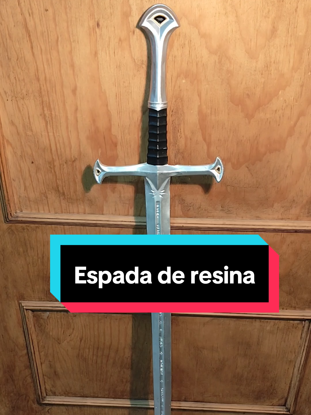 ⚔️✨ Forjada con resina… Andúril, la espada de los reyes, renace en mis manos. ¿Te imaginas tenerla en tu colección? 👀🔥 👉 Sígueme para más creaciones frikis en resina 🔮⚔️ 👉 Comparte con tu amigo fan de El Señor de los Anillos 🧝‍♂️ #Anduril #LOTR #SeñorDeLosAnillos #FrikiResin #EspadasLegendarias 