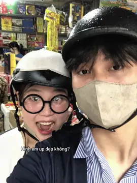 Lúc em chụp thế giới trong mắt em thì anh cũng chụp lại thế giới của anh 