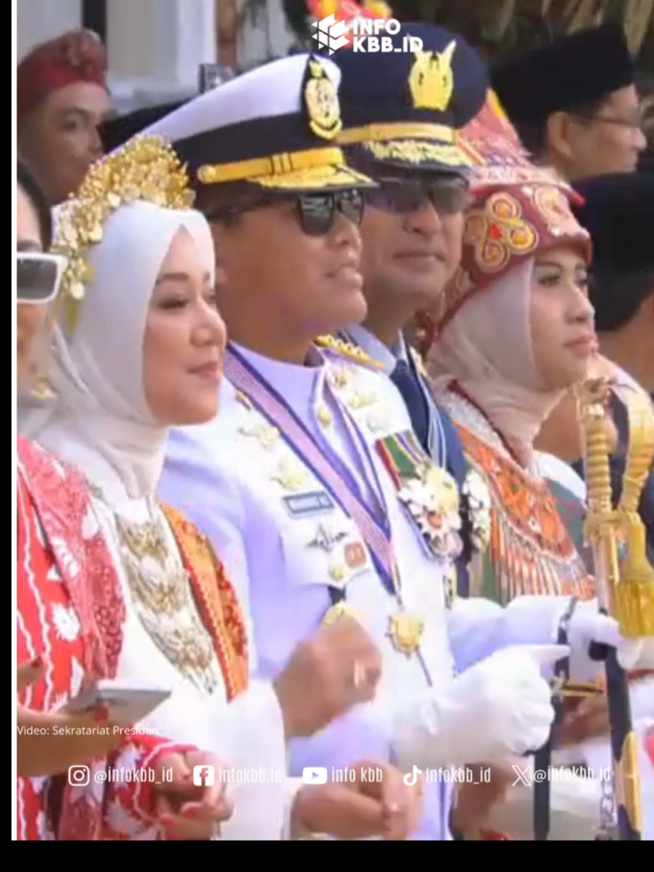 Lagu Tabola Bale yang dinyanyikan Silet Open Up dan Diva Aurel sukses menggoyang Istana Merdeka Pada perayaan HUT Ke-80 RI pada Minggu (17/8/2025). Presiden Prabowo pun tampak berjoget menikbati iringan lagu ini. Lagu berjudul Tabola Bale yang dinyanyikan Silet Open Up ft Jacson Zeran, Juan Reza, dan Diva Aurel saat ini masih menjadi trending topik. Tak heran jika pada perayaan HUT Ke-80 Republik Indonesia di Istana Merdeka yang digelar pada17 Agustus 2025, lagu Tabola Bale menjadi salah satu hiburan bagi para tamu undangan.
