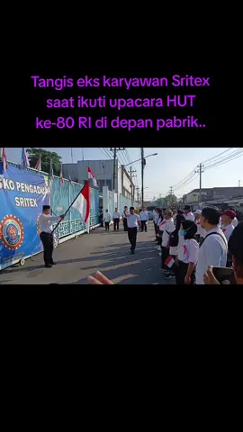 Eks karyawan PT Sritex menggelar upacara HUT ke-80 RI di depan pabrik.. #sukoharjomakmur #karyawansritex #sritex 